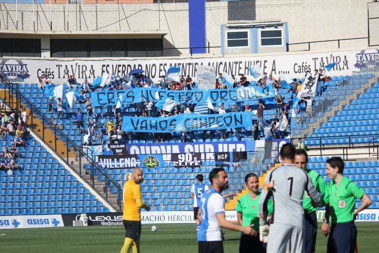 Los aficionados del Hércules animan a los jugadores blanquiazules