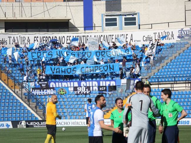 Los aficionados del Hércules animan a los jugadores blanquiazules