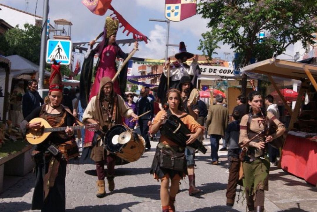 Foto de archivo. Actuación en la Feria Medieval de El Álamo