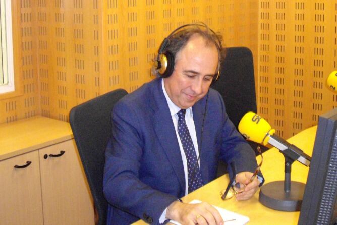 Emilio Duró, en los estudios de Radio San Sebastián, durante su entrevista en 'Hoy Por Hoy San Sebastián'.