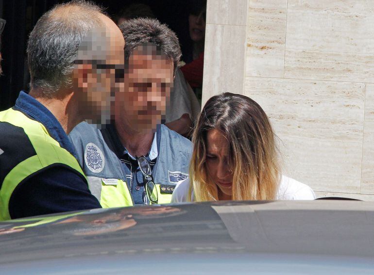 La detenida en uno de los registros realizados junto a los agentes de la Policía en Elda 