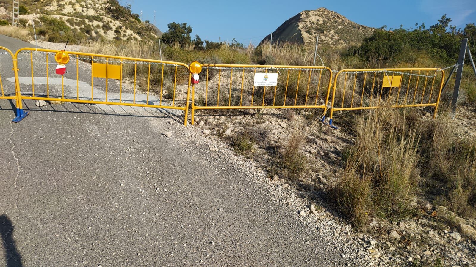 Vallas instaladas en los accesos al recinto