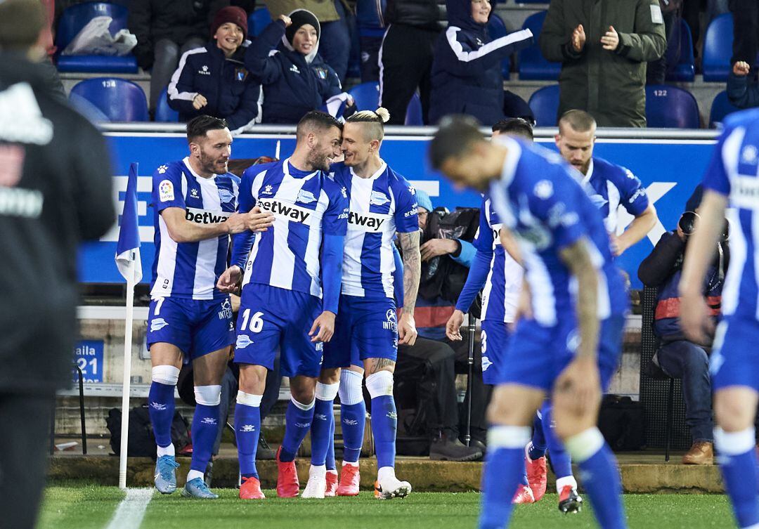 Los jugadores del Alavés, durante el partido contra el Valencia.