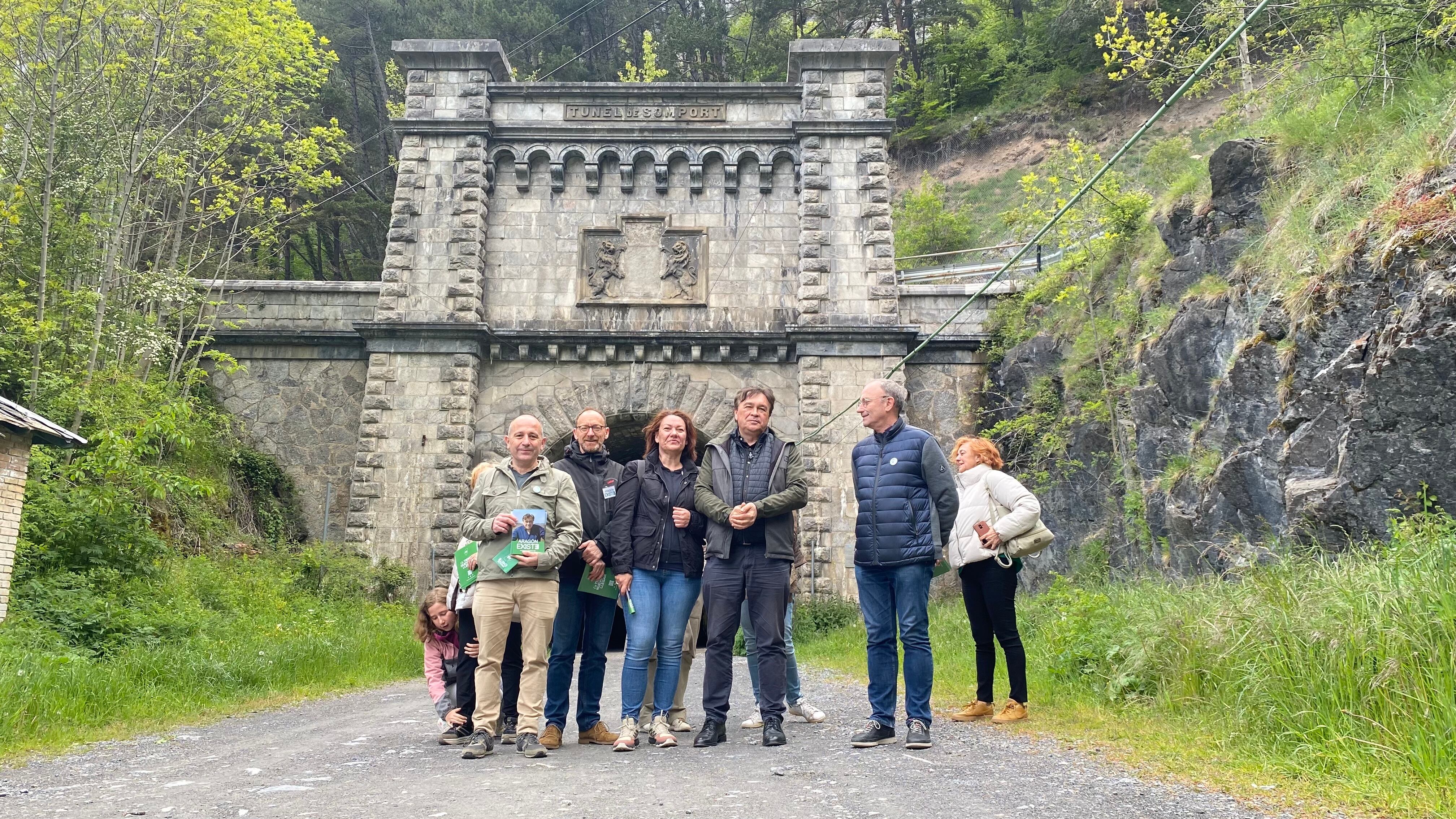 Componentes de Aragón Existe en la entrada del Túnel de Canfranc