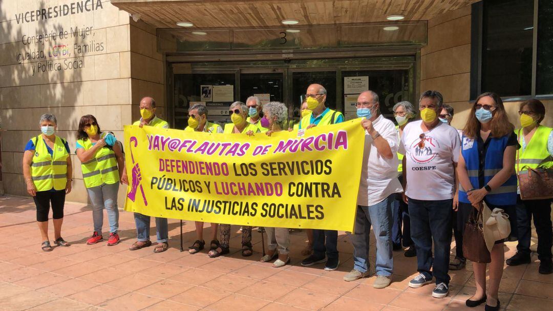 Concentración de Marea de Residencias, COESPE y Marchas de la Dignidad (representados por Yayoflautas de Murcia), frente a la consejería de Mujer, Igualdad, LGTBI, Familias y Política Social en 2021