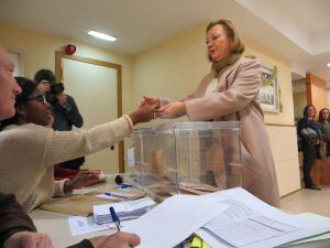 Luisa Fernanda Rudi ha votado en el colegio Montessori de Zaragoza