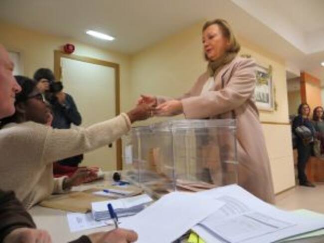 Luisa Fernanda Rudi ha votado en el colegio Montessori de Zaragoza