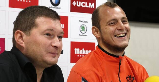 El jugador fue asistido por su representante, que hizo las veces de traductor simultáneo