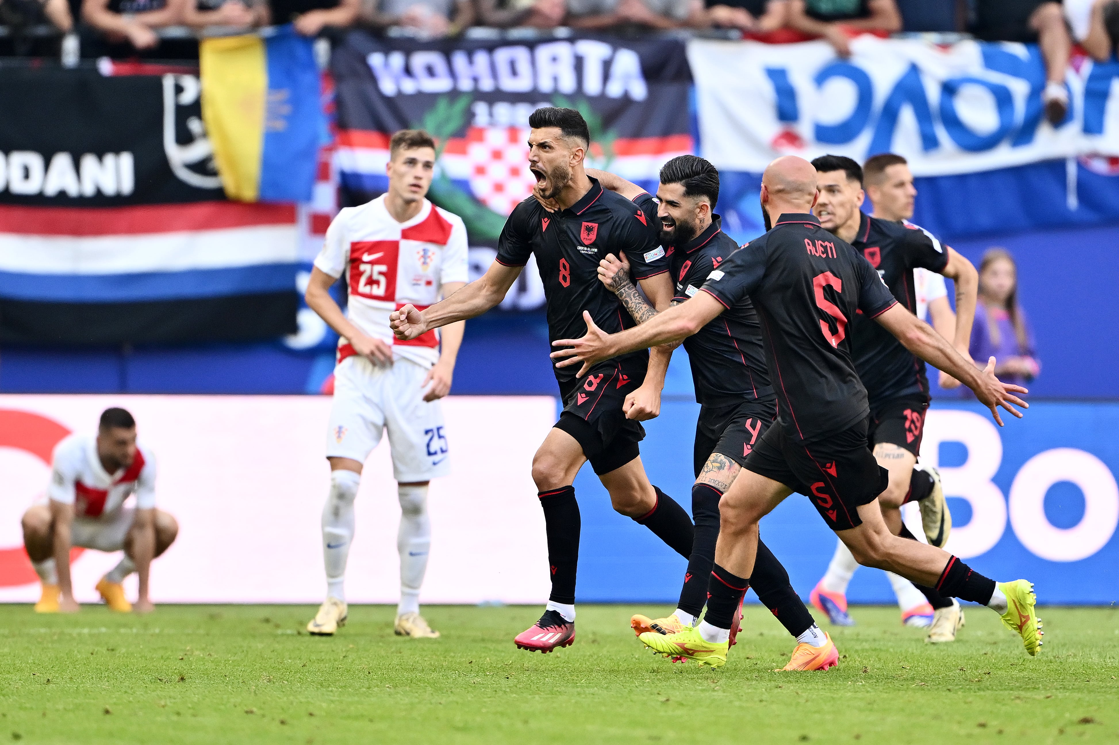 Klaus Gjasula celebra el empate de Albania ante la mirada de los jugadores de Croacia