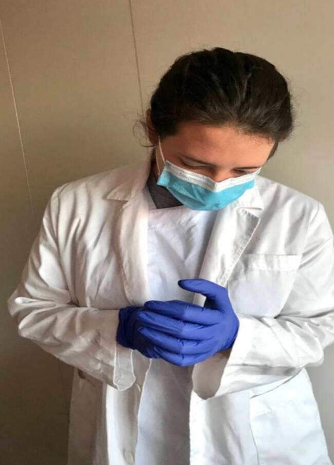 Inés acabó la carrera el año pasado y fue su propia tutora de prácticas la que la llamó para que se apuntara a la lista de voluntarios.