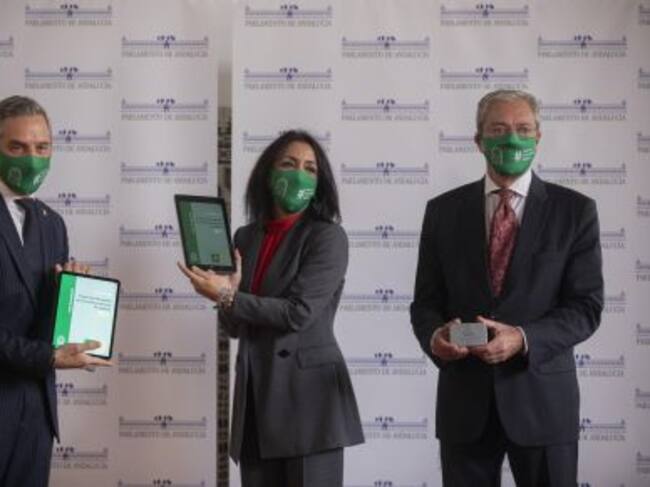 Los consejeros de Hacienda y Financiación Europea, Juan Bravo (i), y de Transformación Económica, Industria, Conocimiento y Universidades, Rogelio Velasco (d), entregan el proyecto de Ley de Presupuestos de la Comunidad Autónoma para 2021 a la presidenta del Parlamento, Marta Bosquet