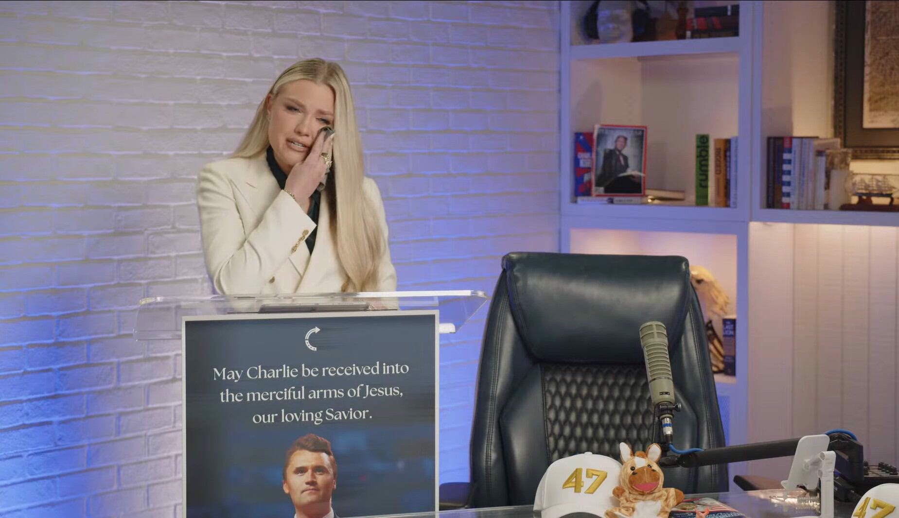 Captura de video cedida por la organización sin ánimo de lucro Turning Point USA de la esposa del comentarista conservador Charlie Kirk, Erika, durante una declaración este viernes, en Phoenix (EE.UU.).