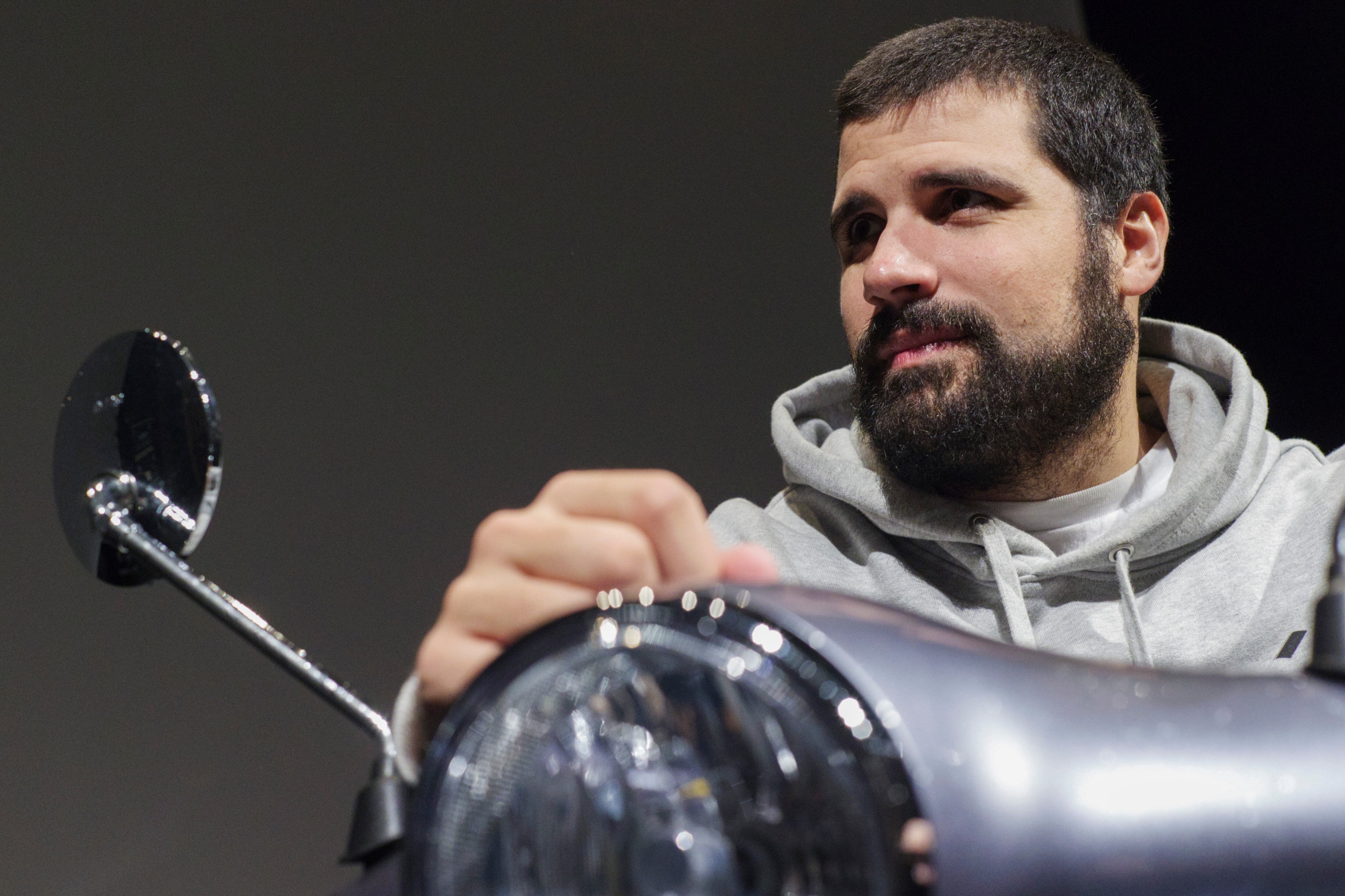 FERROL, 03/11/2022.- El empresario Emilio Froján, este jueves en el teatro Jofre. Emilio Froján, nacido en 1991 en la localidad pontevedresa de Caldas de Reis, destapó el tarro de las esencias de Velca en plena antesala de la pandemia y su firma, centrada en el sector de la movilidad eléctrica, encara nuevos desafíos como experiencia de éxito en el emprendimiento, un espejo en el que verse reflejado. Ha detallado su periplo este jueves en el acto "Crear, innovar, aprender", que ha celebrado en el teatro Jofre la Asociación de Jóvenes Empresarios de Ferrolterra EFE/kiko delgado