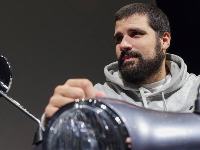 FERROL, 03/11/2022.- El empresario Emilio Froján, este jueves en el teatro Jofre. Emilio Froján, nacido en 1991 en la localidad pontevedresa de Caldas de Reis, destapó el tarro de las esencias de Velca en plena antesala de la pandemia y su firma, centrada en el sector de la movilidad eléctrica, encara nuevos desafíos como experiencia de éxito en el emprendimiento, un espejo en el que verse reflejado. Ha detallado su periplo este jueves en el acto "Crear, innovar, aprender", que ha celebrado en el teatro Jofre la Asociación de Jóvenes Empresarios de Ferrolterra EFE/kiko delgado