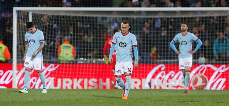 Lobotka, Tucu y Sergi tras encajar el segundo gol en el Coliseum ante el Getafe