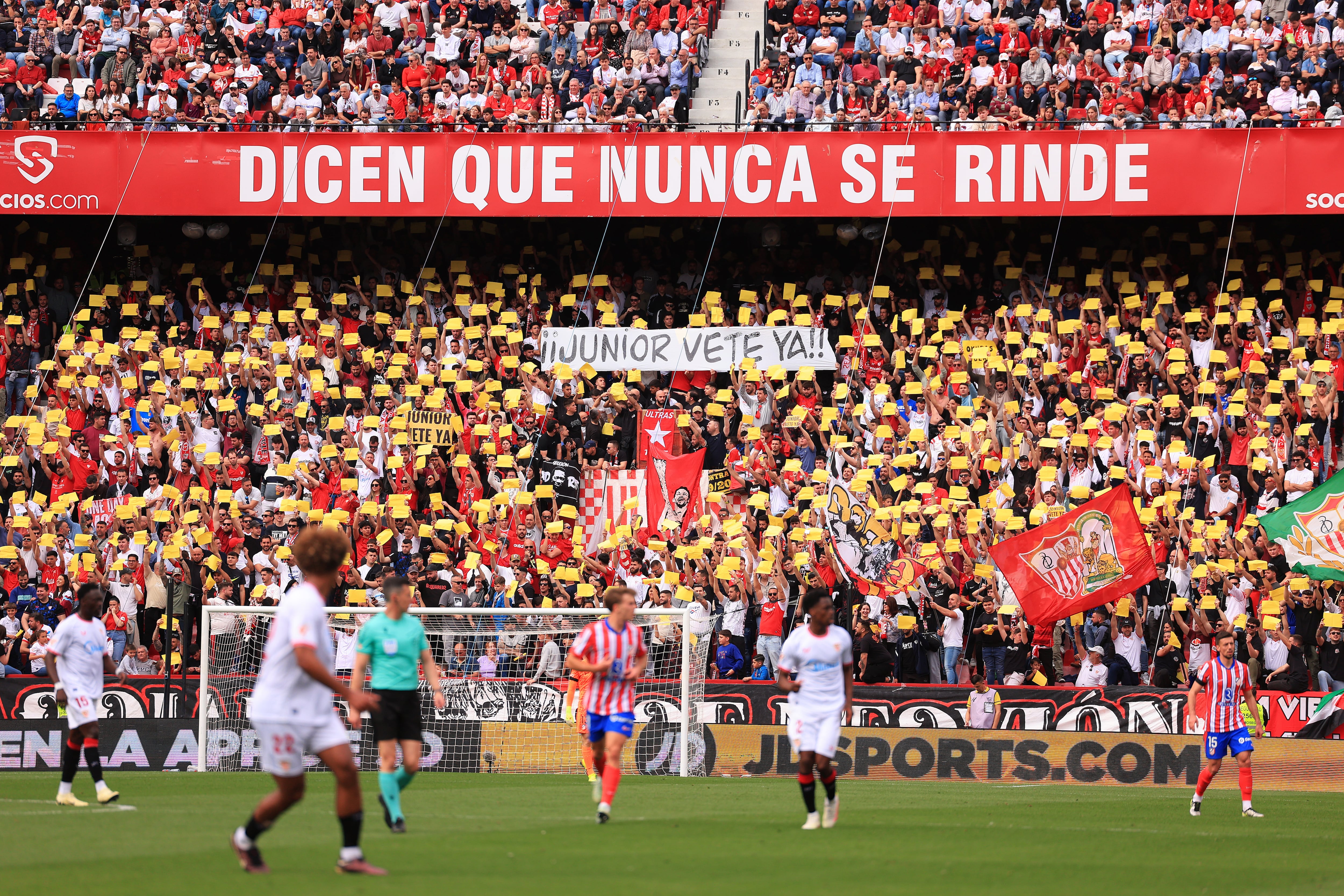 Uno de los fondos del Sánchez Pizjuán carga contra el presidente Del Nido Jr.
