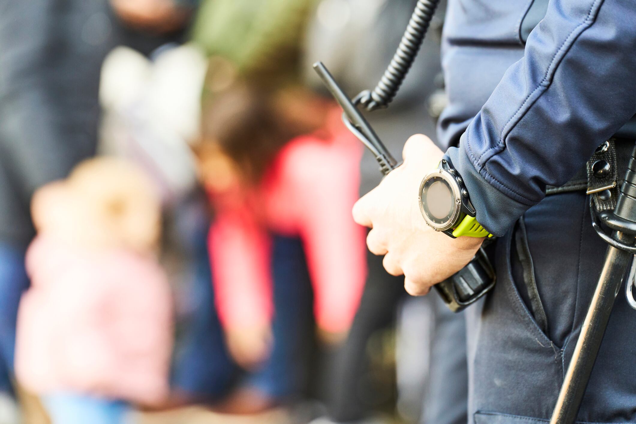 Un agente policial con una radio en la mano