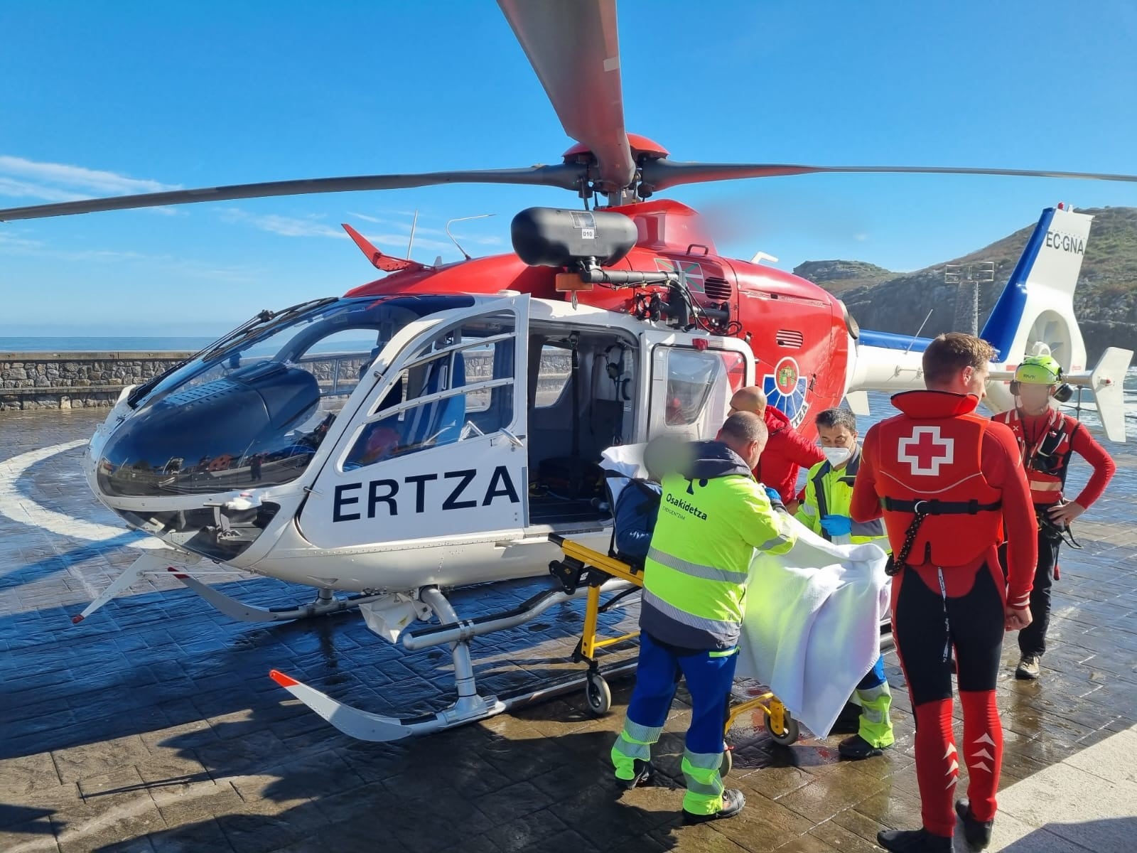 El helicóptero rescata al herido desde el puerto de Lekeitio