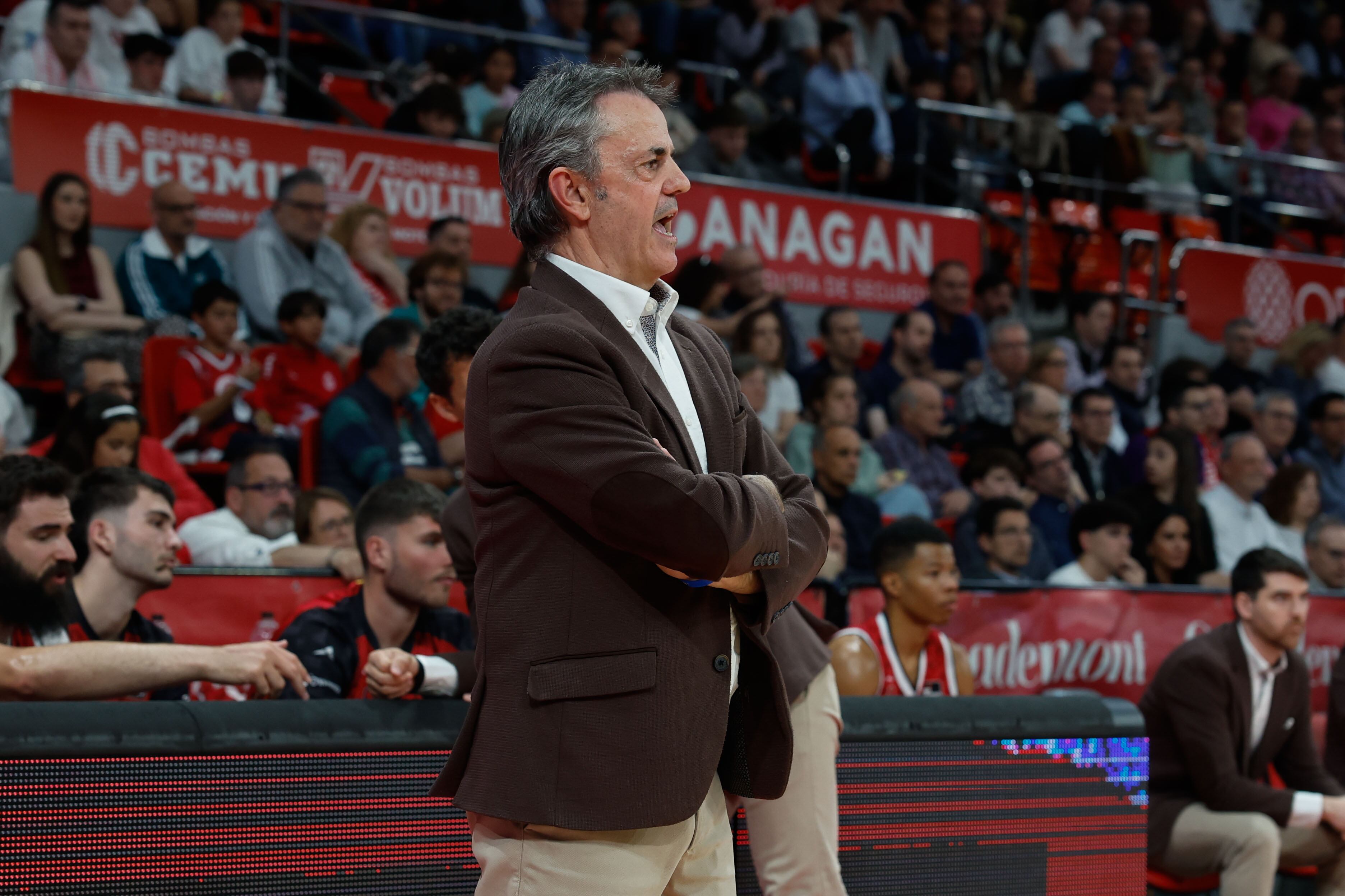 ZARAGOZA, 30/04/2025.- El técnico del Casademont, Porfirio Fisac, durante el partido de la Liga Endesa de baloncesto que Casademont Zaragoza y Leyma Coruña disputan este miércoles en la capital aragonesa. EFE/Javier Cebollada