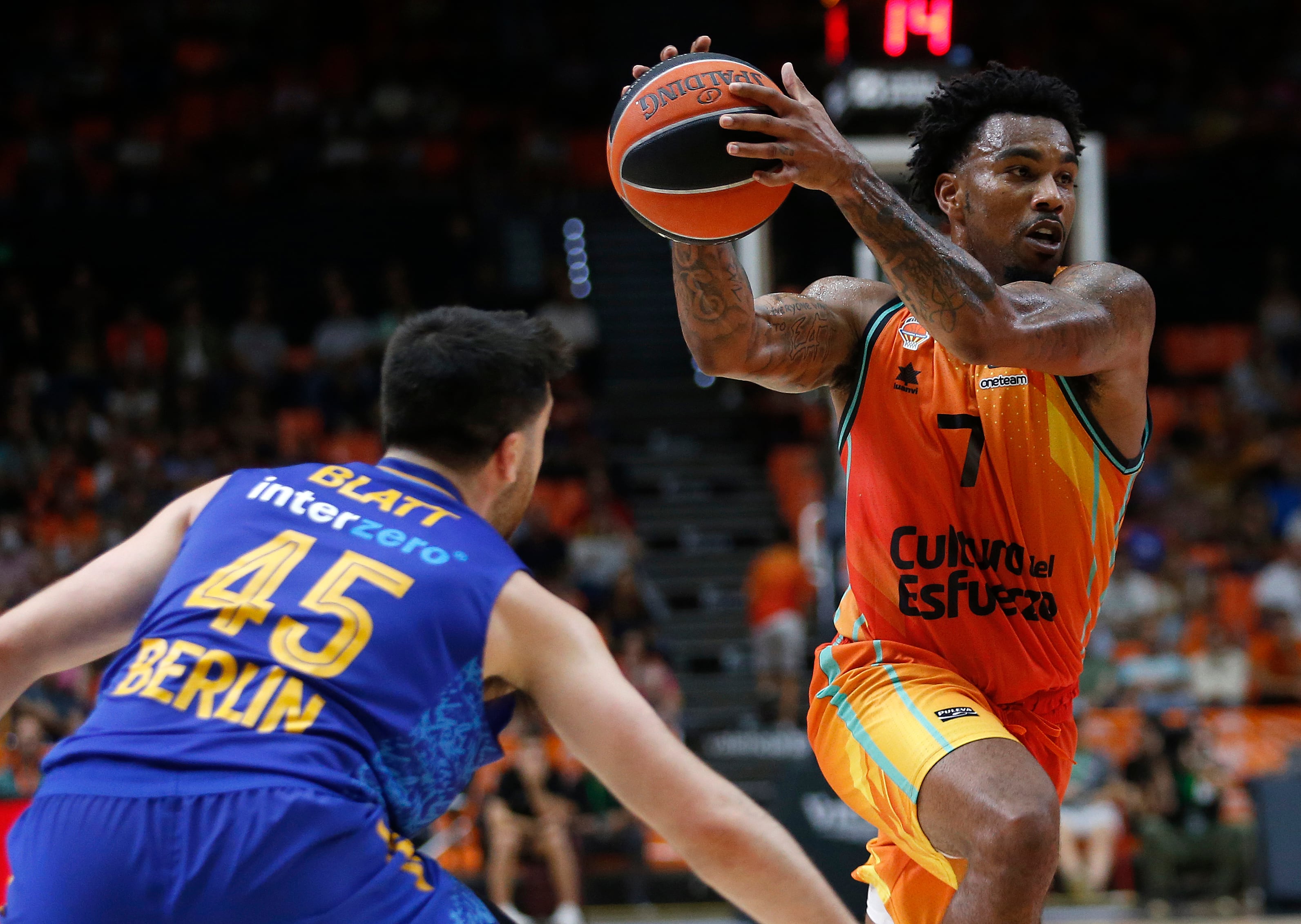 VALENCIA, 27/10/2022.- El jugador del Valencia Basket Sam Chris Jones (d) juega un balón ante Tamir Blatt, del Alba Berlín, durante el partido de la Euroliga de baloncesto disputado este jueves en el pabellón de la Fuente de San Luis, en Valencia. EFE/Miguel Ángel Polo
