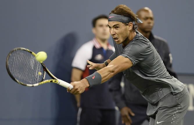 El tenista español Rafael Nadal en acción ante su compatriota Tommy Robredo, durante los cuartos de final del Abierto de Estados Unidos del Abierto de Tenis de Estados Unidos