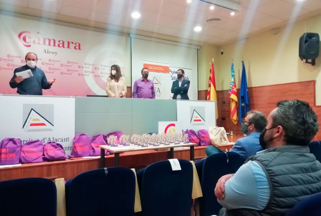 Francesc Gisbert, durante la presentación de los premios Sambori que se entregaron en la sede del Campus de Alcoy de la UA, con la presencia, entre otros, del vicerrector Carles Cortés y del alcalde de Alcoy, Antonio Francés