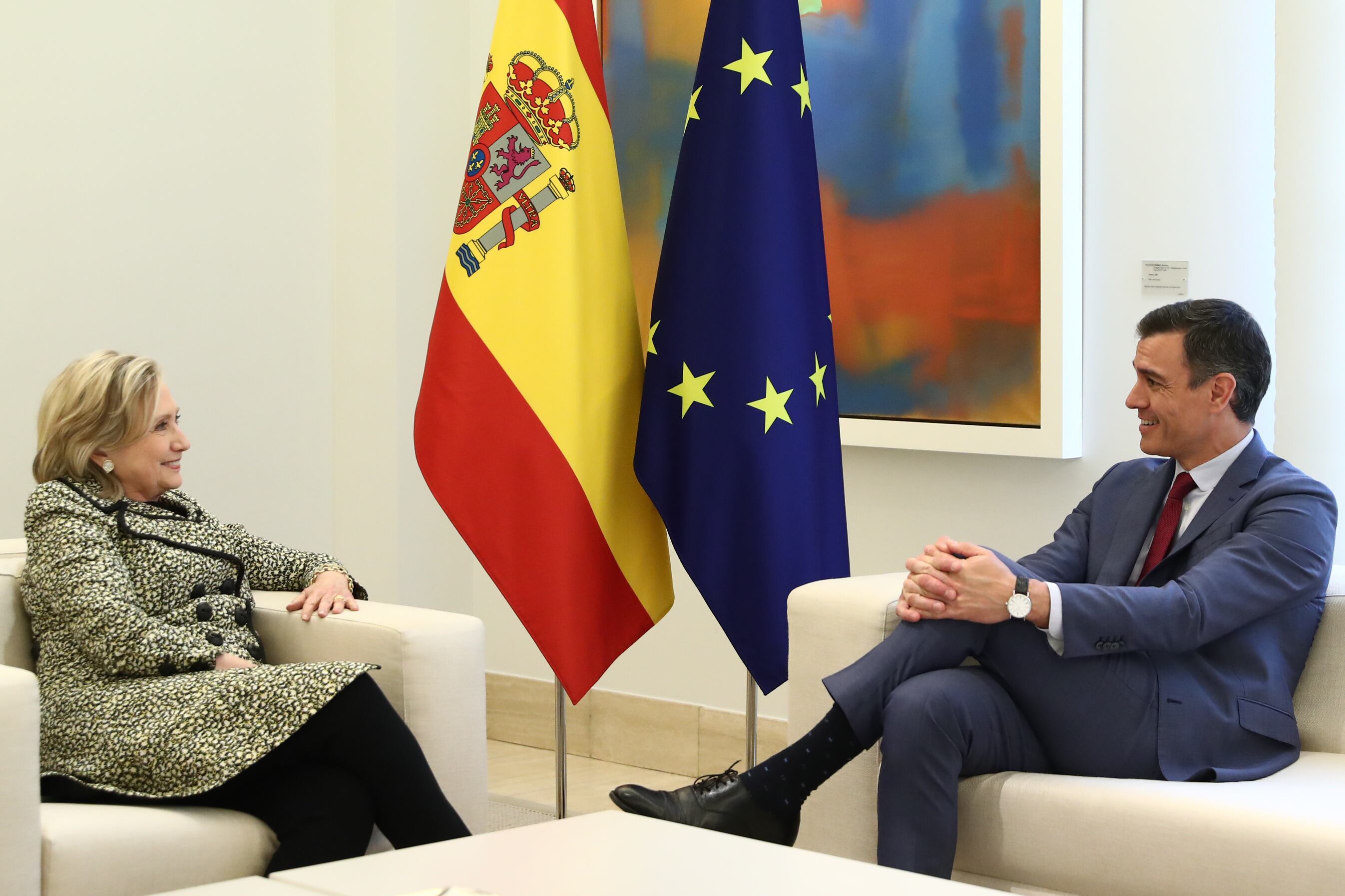 El presidente del Gobierno, Pedro Sánchez se reúne con la ex secretaria de Estado estadounidense, Hillary Clinton en el Palacio de la Moncloa