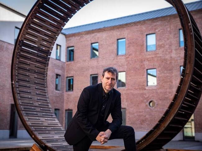 El comisario de arte, David Barro, junto a Rainmakers