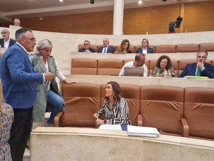 El consejero de Sanidad, Raúl Pesquera, junto a la consejera Paula Fernández y a varios diputados en el Parlamento regional.