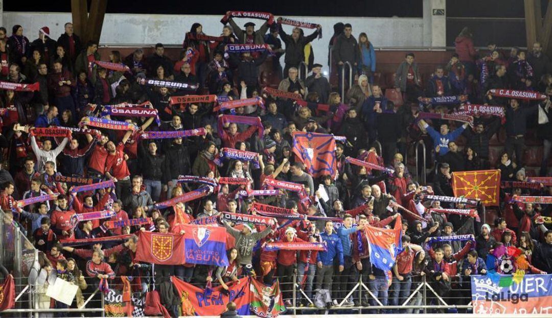 La afición de Osasuna en Los Pajaritos en el partido de la temporada 2015-16.