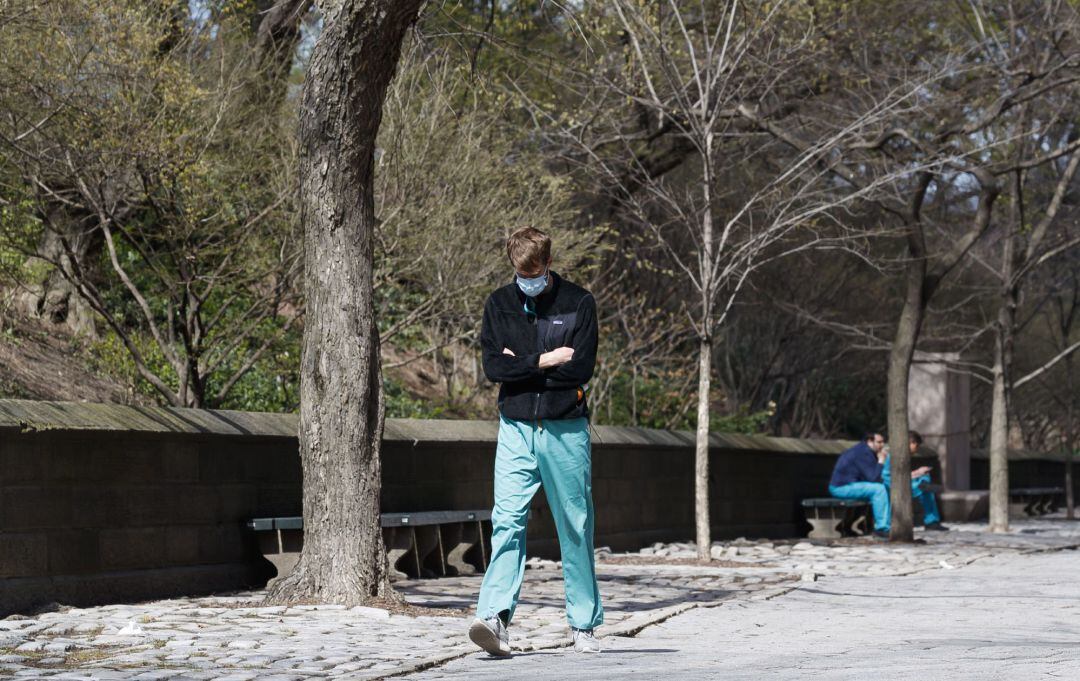 Un sanitario se toma un descanso al otro lado de la calle del Hospital Mount Sinai en Nueva York, Un trabajador de la salud se toma un descanso al otro lado de la calle del Hospital Mount Sinai en Nueva York. La ciudad sigue siendo el epicentro del brote de coronavirus en Estados Unidos.