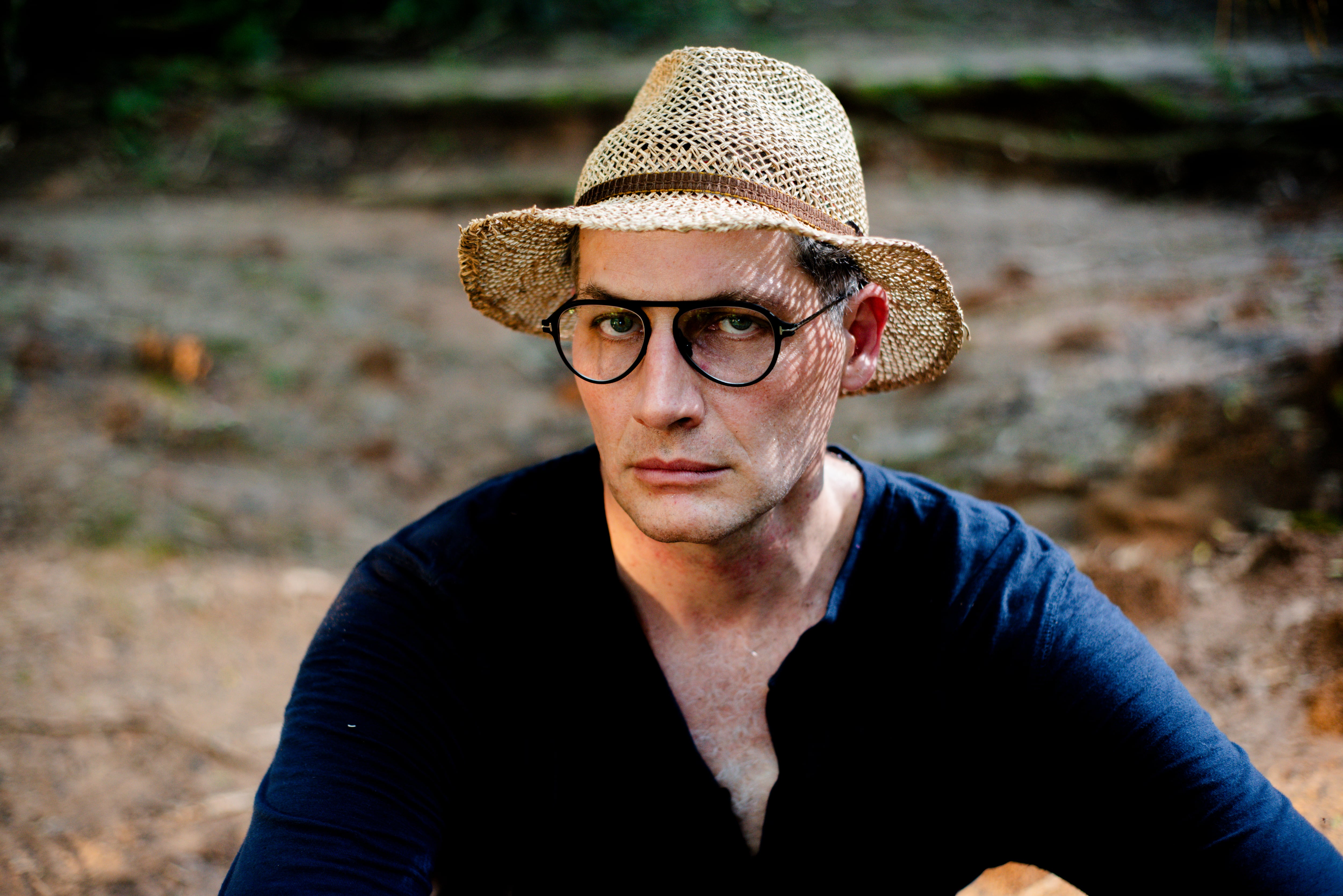 El comisario Matteo Norzi (Italia, 1976) es activista por los derechos indígenas y cofundador y director ejecutivo del Centro Shipibo-Conibo de Nueva York, entidad que ha dado a conocer a artistas como Sara Floresi. Su documental, *The Hummingbird Paints Fragrant Songs*, sobre Sara Flores, codirigido con Èlia Gasull Balada, se estrenará en 2026.