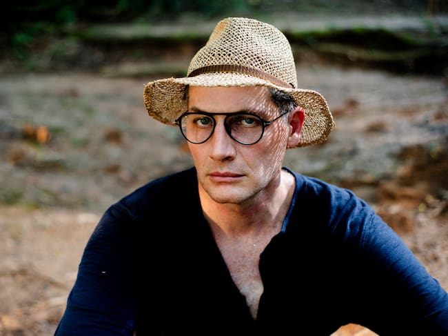 El comisario Matteo Norzi (Italia, 1976) es activista por los derechos indígenas y cofundador y director ejecutivo del Centro Shipibo-Conibo de Nueva York, entidad que ha dado a conocer a artistas como Sara Floresi. Su documental, *The Hummingbird Paints Fragrant Songs*, sobre Sara Flores, codirigido con Èlia Gasull Balada, se estrenará en 2026.