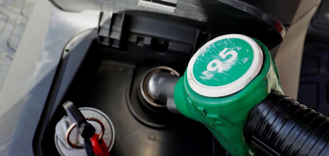 Un surtidor de gasolina 95 en una gasolinera