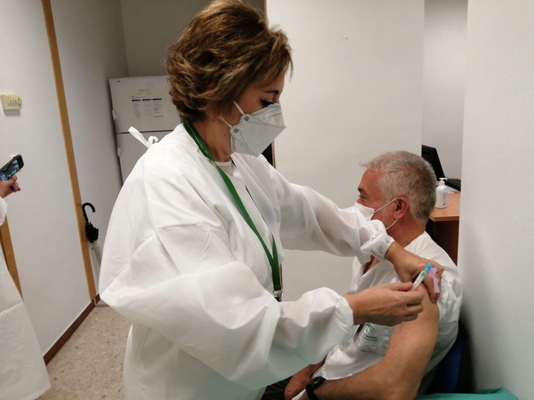 Vacunación contra la covid de personal sanitario en el hospital Virgen de las Nieves de Granada