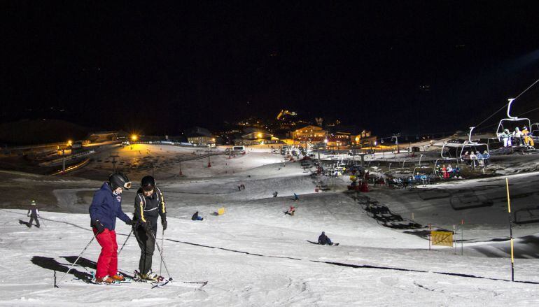 Esquí nocturno en las pistas de la zona de Borreguiles en la estación invernal de Sierra Nevada(Granada)