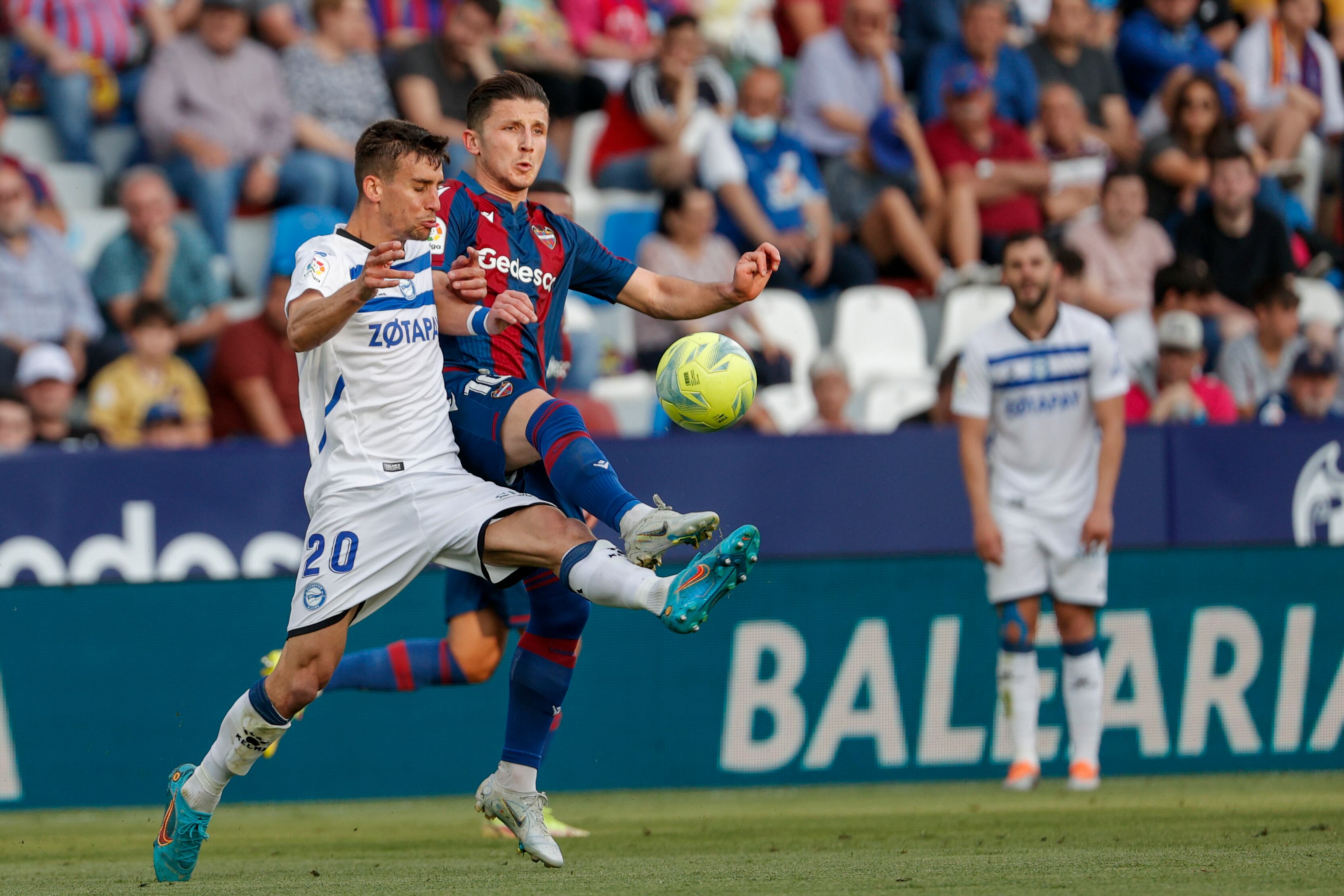 VALENCIA, 15/05/2022.- El centrocampista del Alavés, Pere Pons (i), disputa el balón ante el centrocampista albanés del Levante UD, Enis Bardhi, durante el encuentro correspondiente a la jornada 37 de primera división que disputan hoy domingo en el estadio Ciudad de Valencia. EFE / Manuel Bruque.
