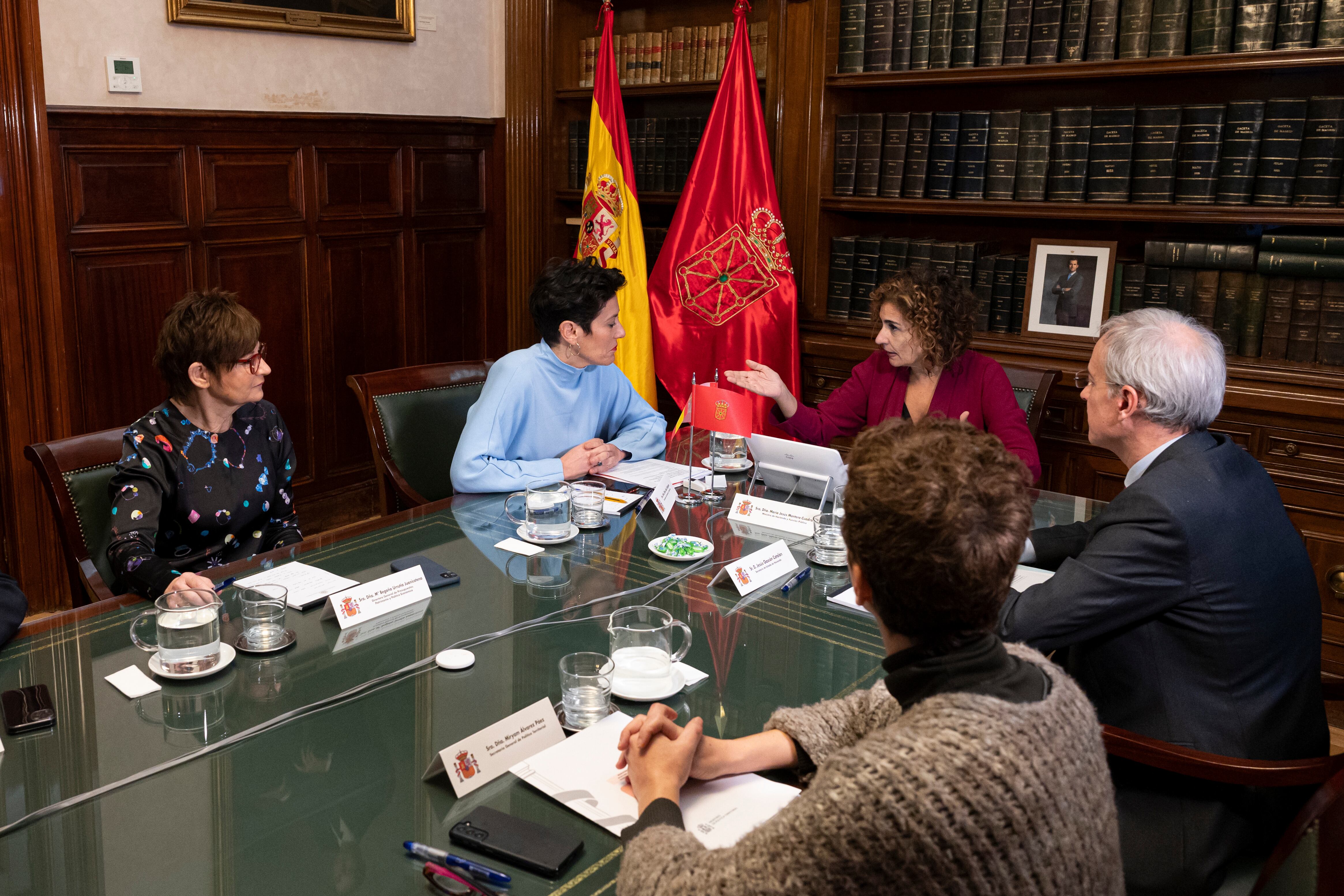 MADRID, 28/12/2022.- La ministra de Hacienda y Función Pública, María Jesús Montero (fondo), preside la reunión de la Comisión Coordinadora del Convenio Económico de Navarra, con la asistencia de la consejera de Economía y Hacienda, Elma Saiz (2i), este miércoles en la sede del Ministerio. EFE/ Fernando Villar
