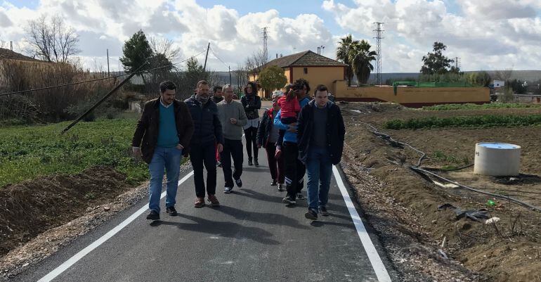 De izquierda a derecha, el alcalde de Marmolejo, Manuel Lozano, y el delegado de Fomento, Rafael Valdivielso, junto a otras autoridades durante la visita a la J-206 tras su reparación.