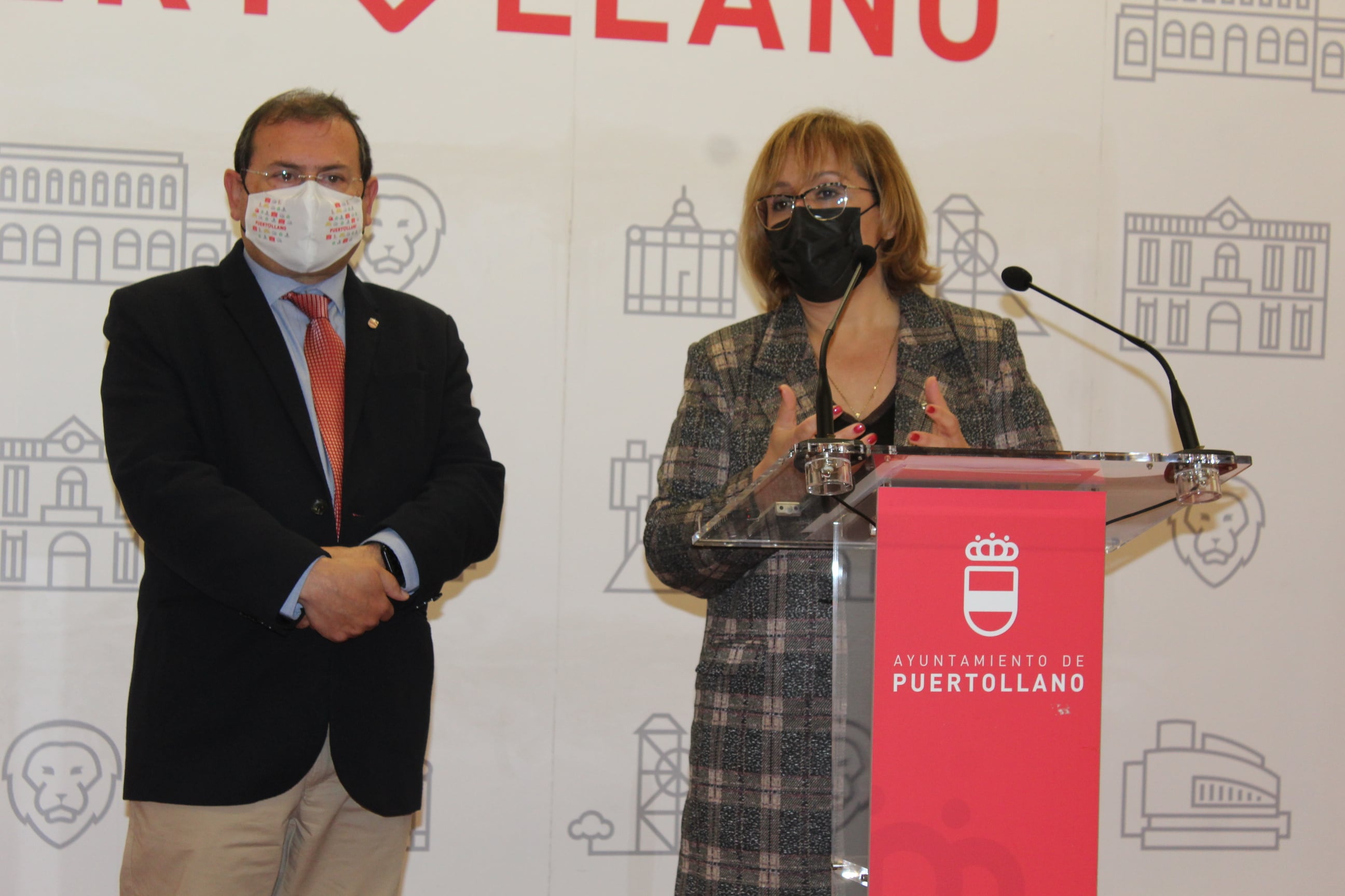 Carmen Teresa Olmedo y Adolfo Muñiz, compareciendo ante los medios en Puertollano