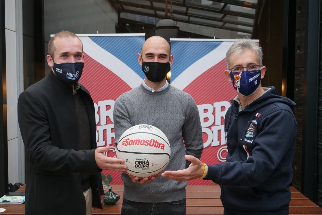 Dani Agra, Adrián Acevedo (Boanerges) y Moncho Fernández en el Mercado Boanerges, patrocinador del partido ante el Betis