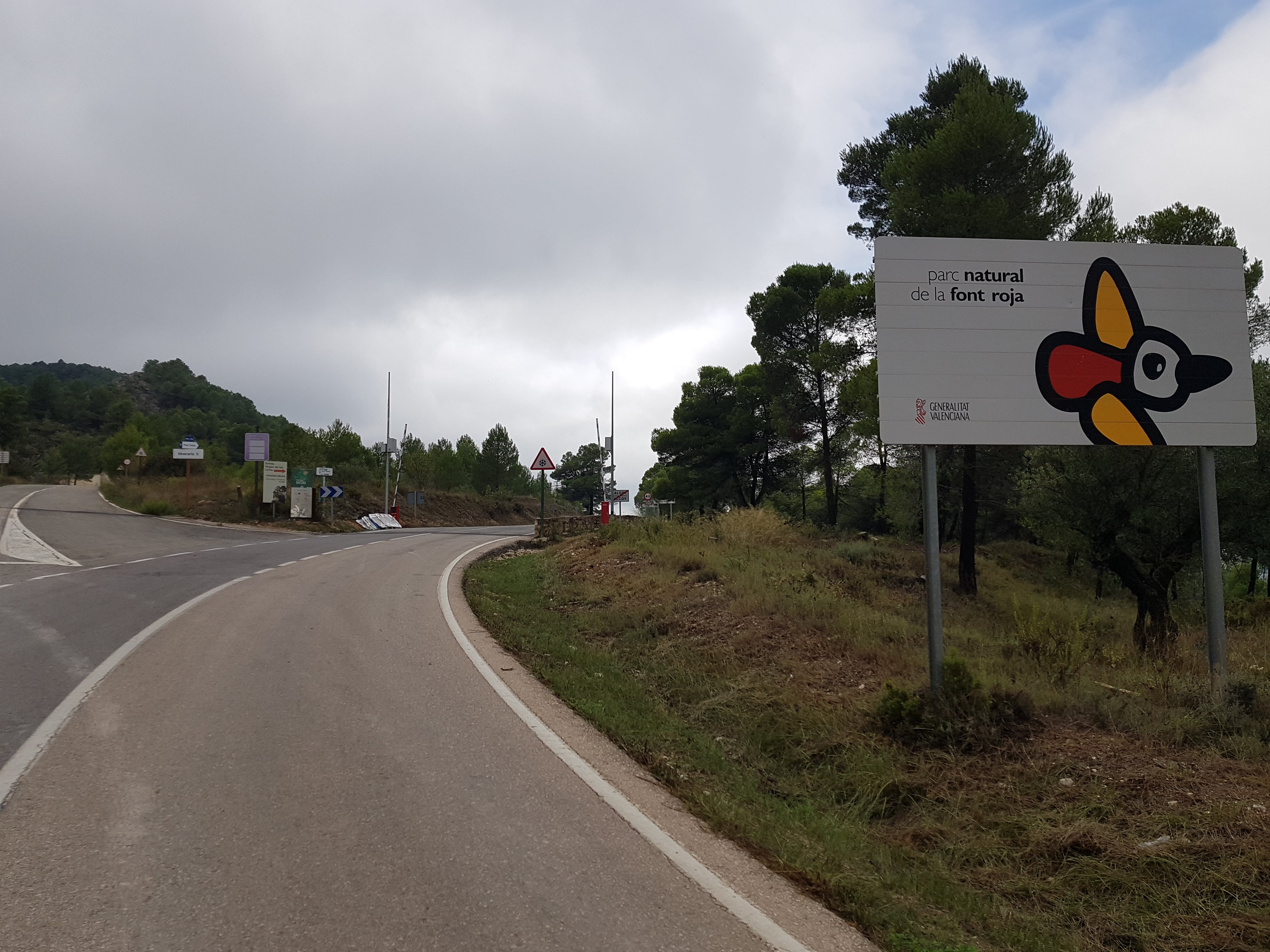 Una de las barreras se sitúa en la CV-797, la carretera hacia el área del Santuario de la Font Roja.