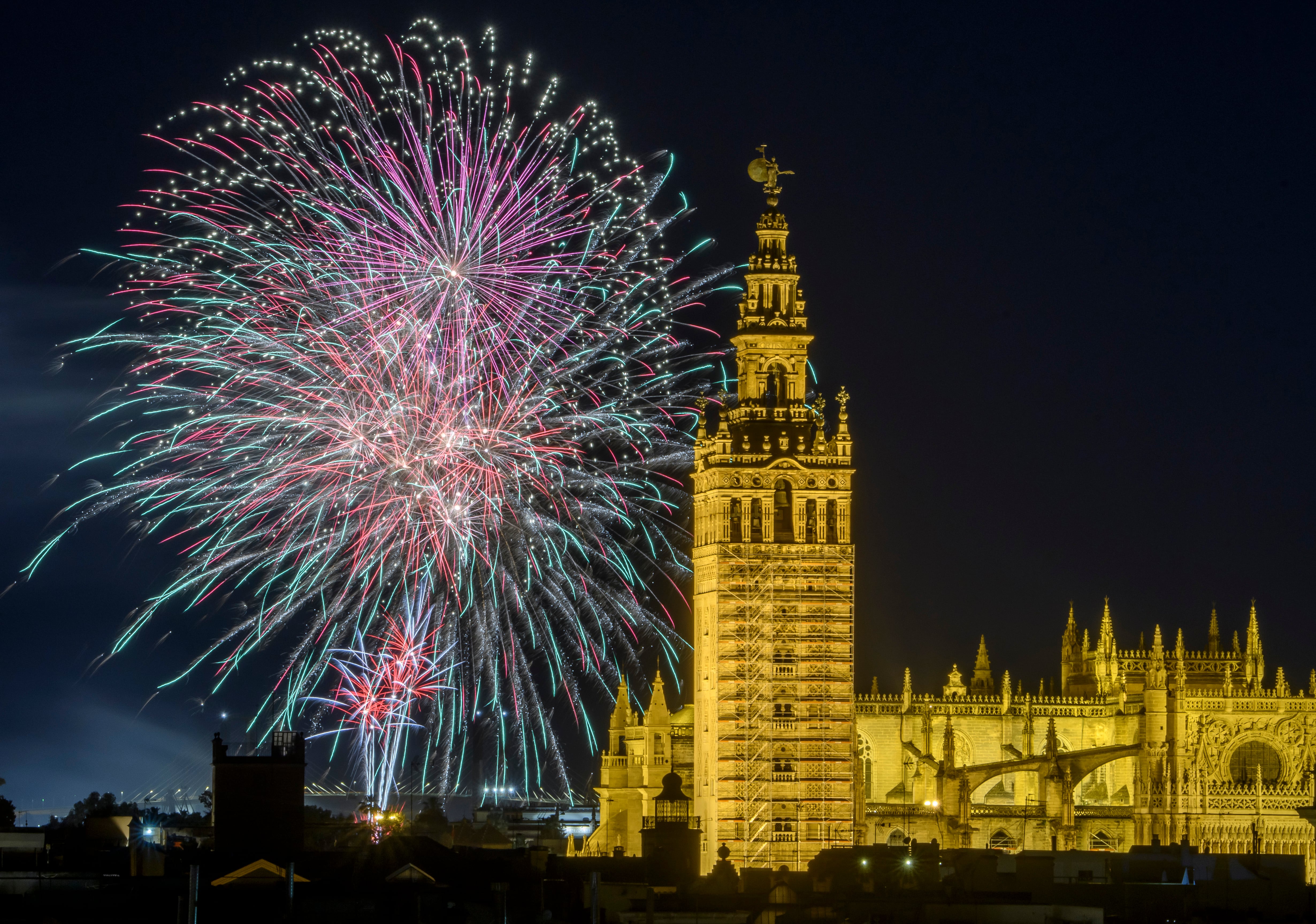 SEVILLA, 30/04/2023.- La Catedral de Sevilla se ilumina con el espectáculo de fuegos artificiales que cierra la Feria de Abril, esta media noche en la capital hispalense. EFE/ Raúl Caro.
