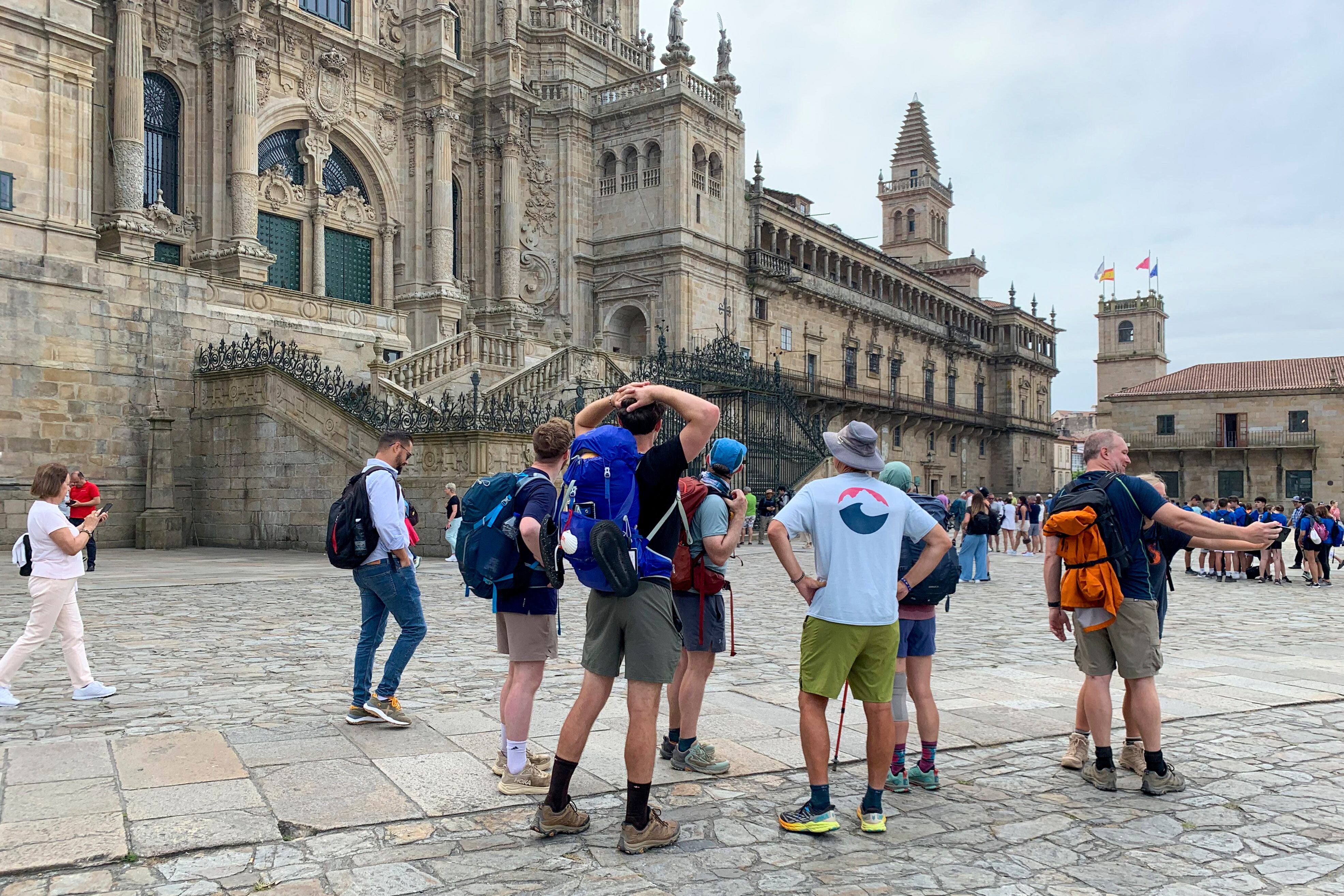 SANTIAGO DE COMPOSTELA, 25/06/2025.- El Camino de Santiago encadena récords y este año espera superar por primera vez el medio millón de peregrinos, con rutas minoritarias que ganan adeptos, mientras los vecinos piden echar el freno y otro modelo turístico ante problemas como el encarecimiento de la vivienda o el ruido. El año pasado 499.171 peregrinos completaron la ruta xacobea, un 12 % más que en 2023 y una cifra que se espera superar en 2025, cuando el Camino acumula un crecimiento del 9 %, según cifras de la Oficina de Acogida al Peregrino. Este año han aumentado todos los meses excepto marzo -por el efecto Semana Santa, que en 2024 fue ese mes y en 2025 en abril- y, pese a las quejas de vecinos que denuncian una masificación, desde la administración defienden que crece de forma ordenada. EFE/Paula Fernández