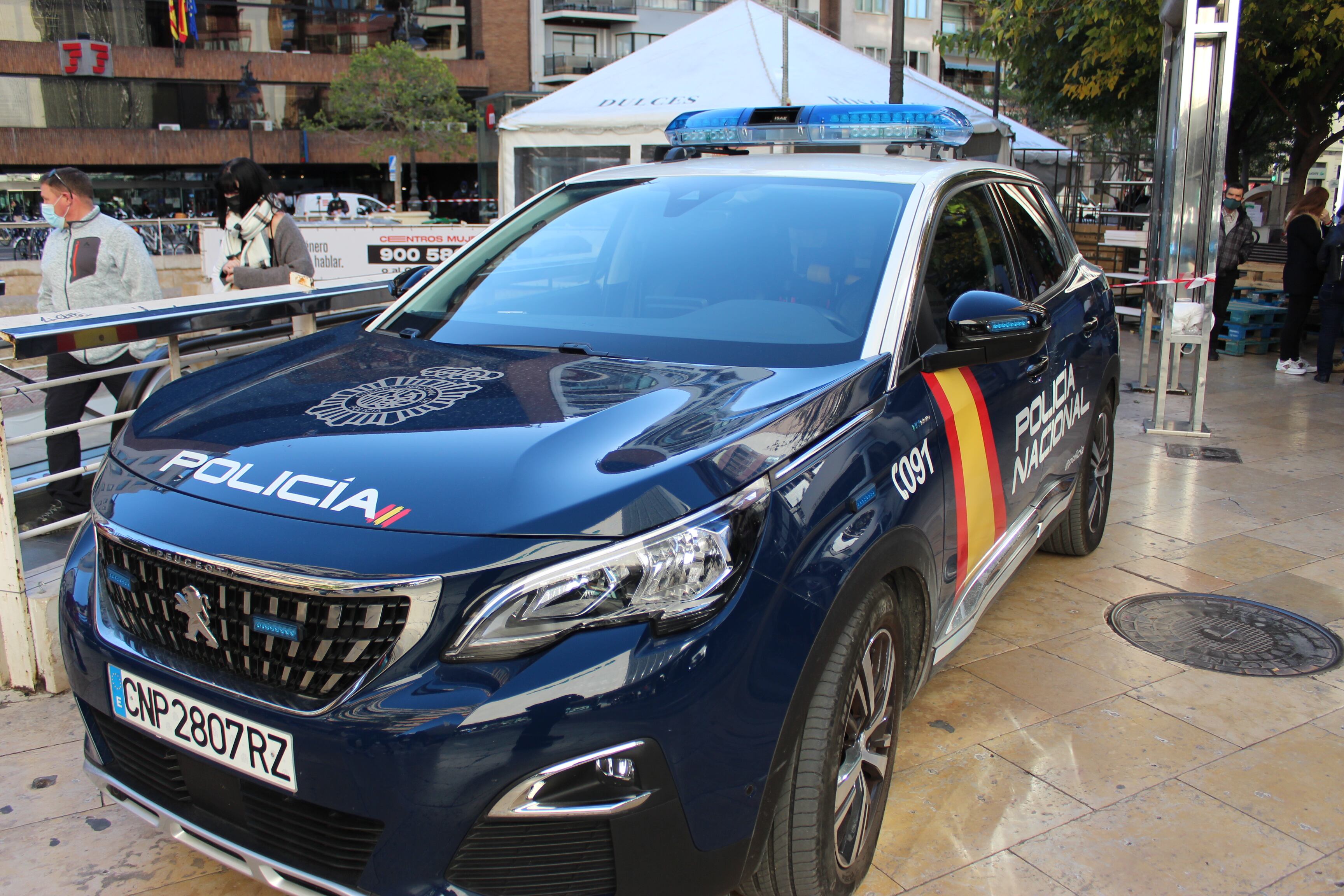 Coche de Policía Nacional en el centro de València.