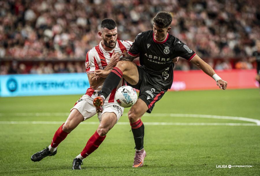 Pablo Vázquez, en una acción defensiva durante el partido contra la Cultural Leonesa.