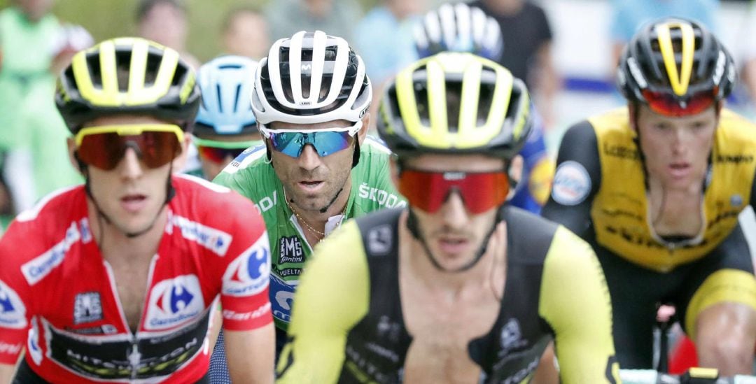 Alejandro Valverde, a rueda del líder Simon Yates