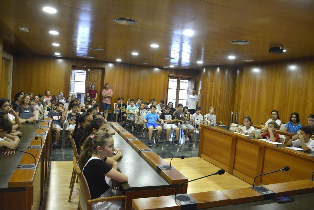 Alumnos del colegio Vicente Tena, en la recepción ofrecida por los representantes municipal de Xàbia.