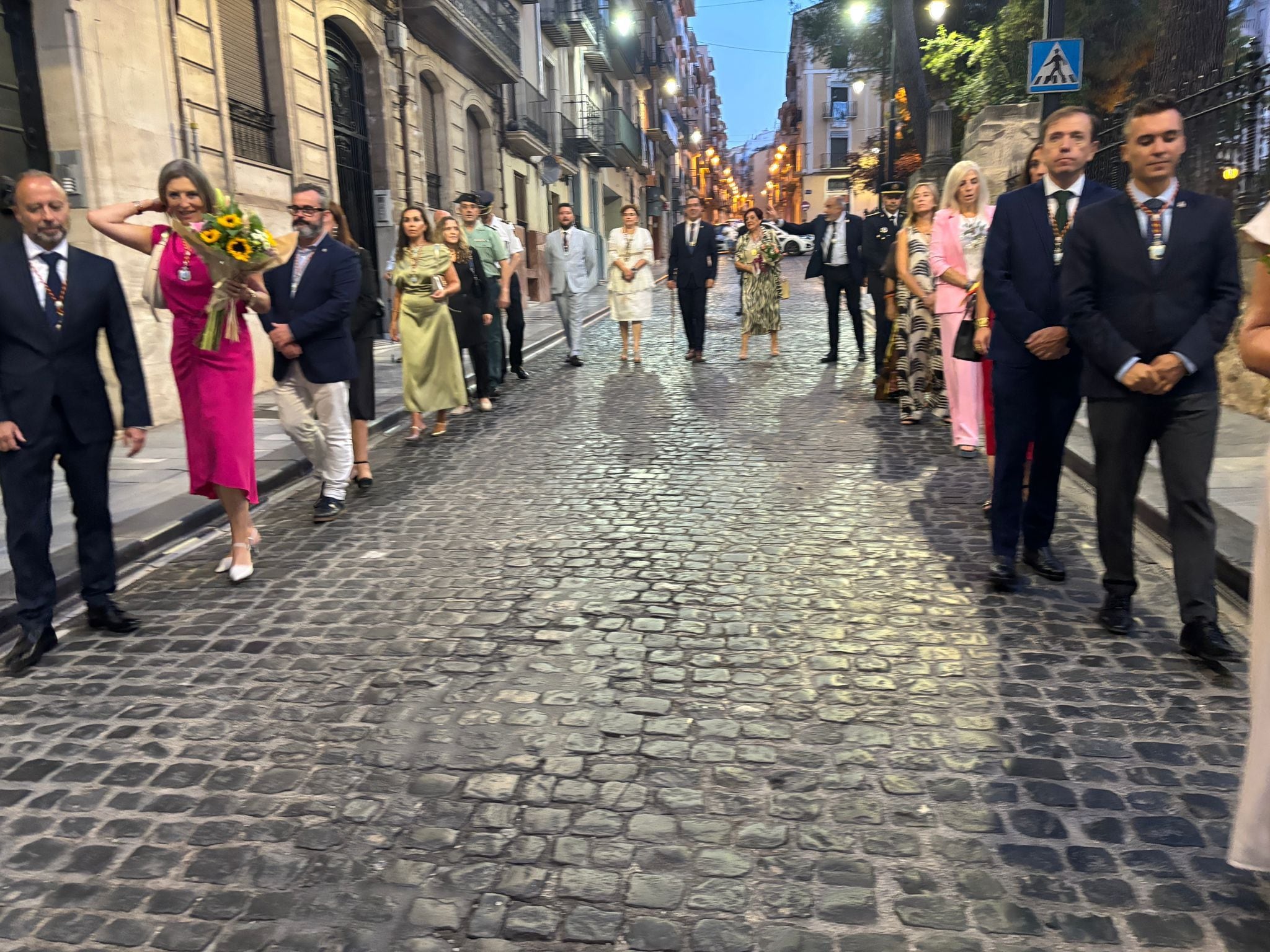 Parte de la Corporación Municipal, en la calle San Nicolás, iniciando el recorrido para la ofrenda.