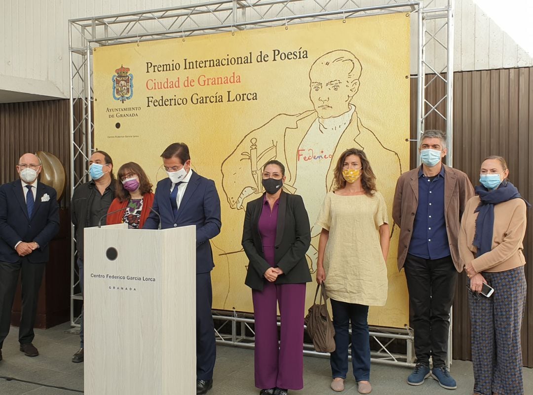 Lectura del acta del jurado de la XVII edición del Premio Lorca de Poesía Ciudad de Granada concedido a Yolanda Pantin. Lee el acta, el alcalde de Granada Luis Salvador, presidente del jurado